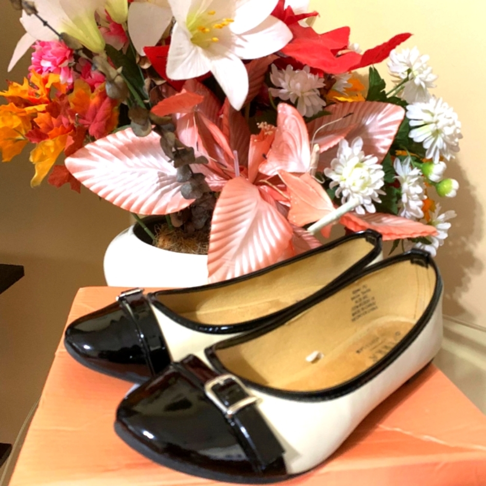 Serra creme and black shiny flats